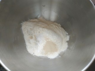 2、炸油饼,加入3克酵母粉，2克小苏打，适量盐