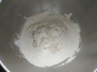 4、炸油饼,放入170克温水