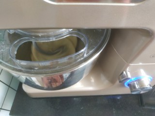 6、炸油饼,加入两勺植物油，启动二挡和面