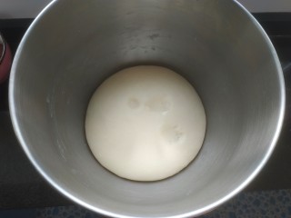 8、炸油饼,盖上保鲜膜常温发酵两小时左右，面团成两倍大