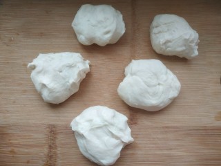 9、炸油饼,把面团揪成大小差不多的五个剂子