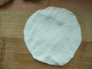 10、炸油饼,面板抹少量植物油，不用揉面，直接用手往四周擀薄
