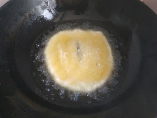 12、炸油饼,锅中放入适量植物油，烧热，放入油饼