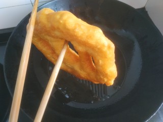 15、炸油饼,捞出控油