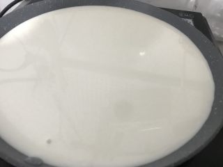 2、鲜奶麻薯,牛奶倒入不粘锅