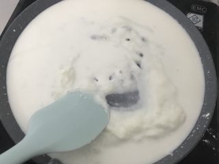 4、鲜奶麻薯,开小火慢慢搅拌