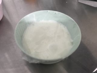 6、鲜奶麻薯,放到碗中并盖保鲜膜入冰箱冷藏再吃