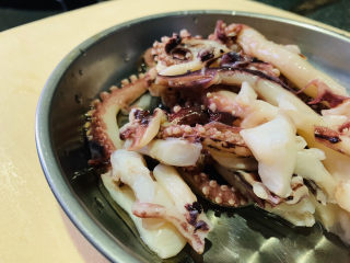 3、香辣鱿鱼须,解冻；