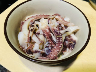 5、香辣鱿鱼须,洗净鱿鱼须；