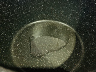 7、香辣鱿鱼须,锅加食用油；