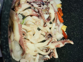 10、香辣鱿鱼须,倒入鱿鱼须；