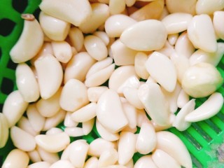 1、蒜泥龙虾,蒜洗净晾干水分