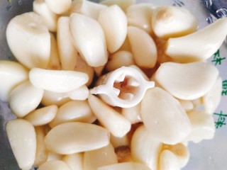 4、蒜泥龙虾,蒜放入料理机