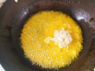 6、蒜泥龙虾,热锅放油，放入生姜跟少许蒜泥爆出香味