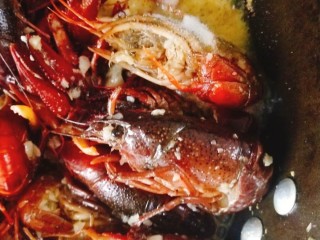 7、蒜泥龙虾,放入龙虾
