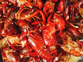 8、蒜泥龙虾,放入啤酒