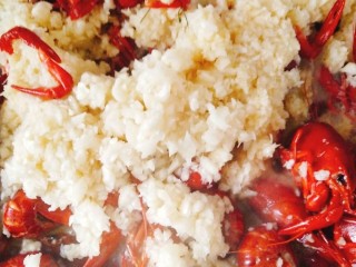 9、蒜泥龙虾,放入大量蒜泥