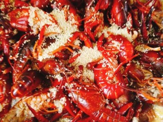 10、蒜泥龙虾,放入糖，盐，鸡精
