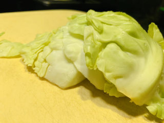 2、卷心菜炒粉丝,洗净;