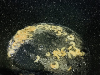 7、卷心菜炒粉丝,锅里加2勺油,加海米,炒香;