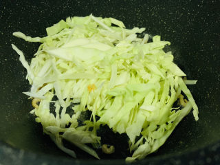 8、卷心菜炒粉丝,加卷心菜,炒香;