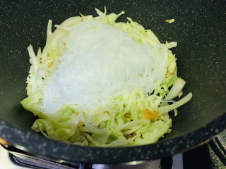 9、卷心菜炒粉丝,加粉丝,炒均匀;