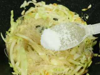 10、卷心菜炒粉丝,加半勺盐;
