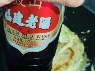 12、卷心菜炒粉丝,加料酒;