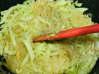 13、卷心菜炒粉丝,中火炒均匀调料;
