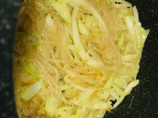 14、卷心菜炒粉丝,起锅;