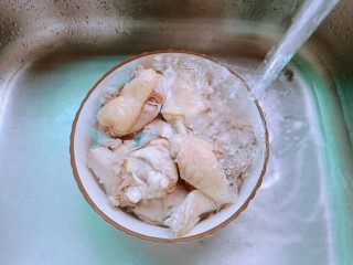 6、新疆大盘鸡,焯水后捞出清洗去杂质,沥干水份备用。