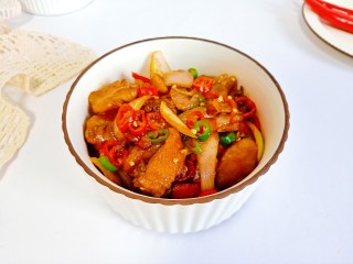 16、新疆大盘鸡,新疆大盘鸡的做法非常简单,鸡肉鲜嫩入味,香辣可口,做法简单易学。