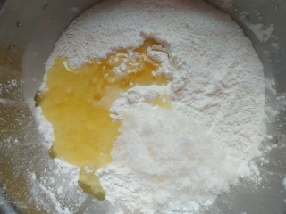 1、水果馅雪媚娘,盆中放入210克糯米粉，30克淀粉，3勺玉米油，3勺白糖