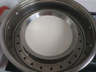 3、水果馅雪媚娘,把不锈钢盘子用油刷一下，把面糊倒入盘中冷水放入蒸锅，水开蒸15到20分钟