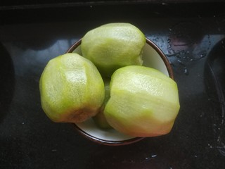 5、水果馅雪媚娘,猕猴桃去皮备用