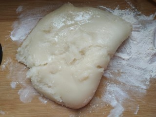 8、水果馅雪媚娘,案板上撒上熟糯米粉，把蒸好的面糊倒在案板上