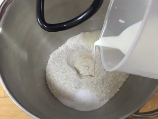 2、全麦豆沙面包,牛奶加温至37度，倒入厨师机搅拌一下。