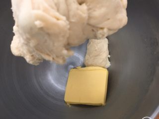 5、全麦豆沙面包,加入黄油。