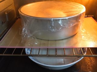 10、全麦豆沙面包,烤箱发酵档，底部放一碗热水，发酵60分钟，天气冷了30分钟更换一次热水助热。