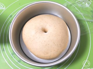 11、全麦豆沙面包,发酵完成后用手指戳一下不反弹。