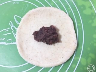 15、全麦豆沙面包,放入豆沙馅儿。