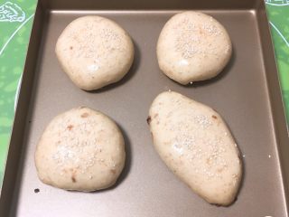18、全麦豆沙面包,拿出刷鸡蛋液，表面撒上芝麻。