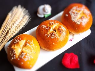 21、全麦豆沙面包,烤完拿出冷却。