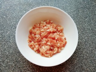 1、大馅馄饨,准备好肉馅。