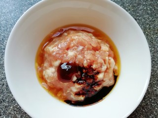 3、大馅馄饨,加入香油、老抽、蚝油搅拌均匀。