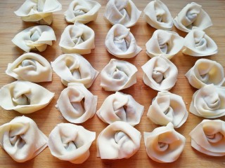 10、大馅馄饨,依次包好所有的馄饨。