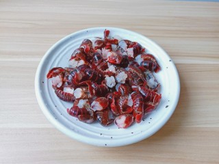 2、麻辣虾尾,用牙刷给龙虾刷干净，去除虾线与虾头。