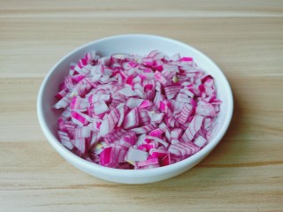 3、麻辣虾尾,洋葱去除最外面的一层外皮再切成小丁。