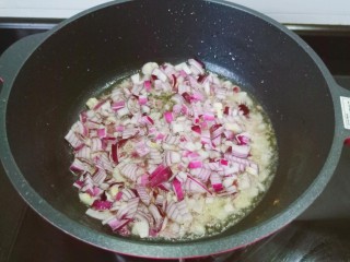 6、麻辣虾尾,锅里留一点底油，放入洋葱爆炒。