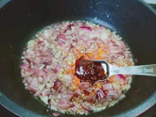 7、麻辣虾尾,加入辣椒酱。